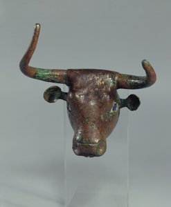 Tête de taureau, avec inscription royale sumérienne, monture pour un meuble ou une harpe, de Telloh (ancien Girsu) Période dynastique ancienne, c.2500-2400 av. J.-C. (cuivre)