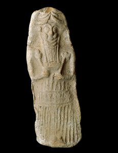 Art sumérien : dieu guerrier avec des oreilles de bétail allongé dans son cercueil, probablement le dieu mésopotamien Dumuzi. Sculpture en terre cuite. Du site de Diqdiqqe. Dim. 12 cm Bagdad, Musée national d