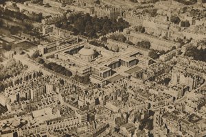 Vue nouvelle du British Museum entouré par les arbres massifs de Bloomsbury, vers 1935