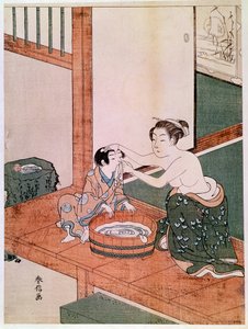 Une mère nue lavant son enfant au Japon près d