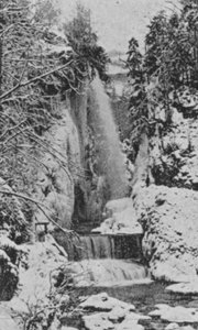 Les Gorges du Taubenloch, près de Bienne en hiver (photo n/b)