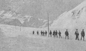 Traversée du Grand Saint-Bernard en hiver (photo n/b)