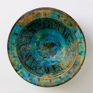 Un plat en céramique turquoise de Raqqa du 14ème siècle