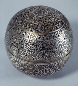 Art oriental : Brûle-parfum ou chaufferette de main de Syrie, fin 15ème, début 16ème siècle. Alliage de cuivre martelé avec décor gravé, percé, incrusté d