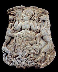 Couvercle en ivoire sculpté : déesse mycénienne de la fécondité en tant que maîtresse des animaux. De Twink El Beida, Syrie. 13ème siècle av. J.-C. Paris, Musée du Louvre