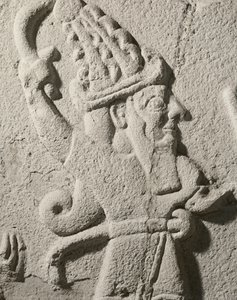 Le roi Sulumeli versant une libation avec un dieu, détail du dieu