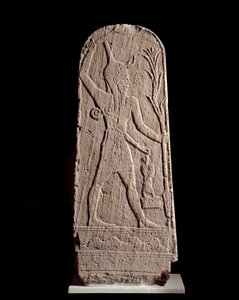Art oriental : stèle du dieu Baal en foudre. (Dieu guerrier protégeant le roi) Sculpture du 15e siècle av. J.-C., Syrie. Paris, Musée du Louvre