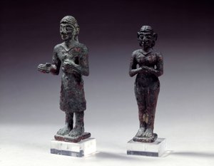 Statuettes de fidèles et déesse en bronze, de Syrie 2300-2000 av. J.-C. Paris, Musée du Louvre