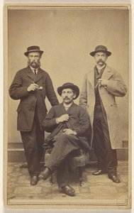 [Trois hommes non identifiés portant des chapeaux, tenant une pipe ou un cigare, tous moustachus et/ou barbus.]