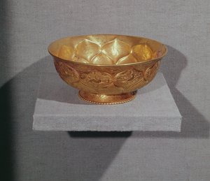 Bol décoré de pétales de lotus en relief - Tang Dynasty Chinese School