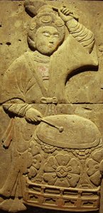 Stèle en terre cuite avec musicien, dynastie Tang (618-907), découverte dans la province du Shaanxi, Musée de la forêt des stèles à Xi