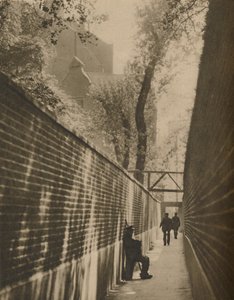 Dans le passage de Lansdowne, où un bandit de grand chemin a autrefois galopé pour sa vie, vers 1935 - Taylor