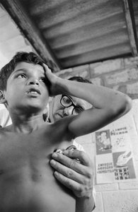 Médecin américain utilisant un stéthoscope pour diagnostiquer un enfant équatorien malade sur le navire-hôpital SS Hope - Ted Spiegel