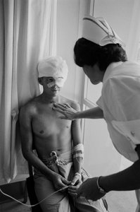 Les soldats américains blessés pendant la guerre du Vietnam sont transportés par avion vers un hôpital à Clark A...