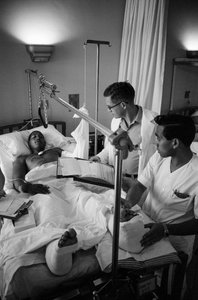 Les soldats américains blessés pendant la guerre du Vietnam sont transportés par avion vers un hôpital à Clark A...