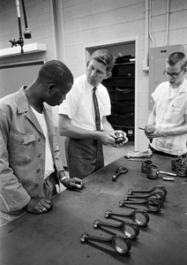 Formation en mécanique automobile au North Carolina Industrial Training Centers en 1965