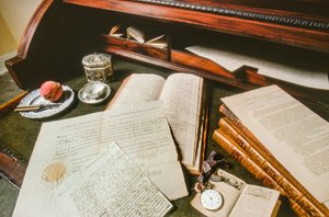 Documents, montre et autres effets de George Washington exposés sur un bureau