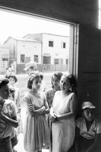 Femmes équatoriennes attendant anxieusement des réunions avec le personnel médical du navire-hôpital... - Ted Spiegel