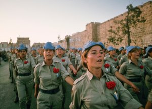 Soldats israéliens défilant devant les murs de la vieille ville de Jérusalem dans une reconstitution de l