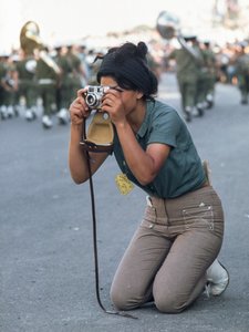 Femme israélienne prenant une photo du défilé militaire de Pâque à Jérusalem - Ted Spiegel