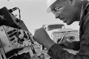 Minéralogiste étudiant des données à la mine de Morenci pour la fonderie Phelps Dodge à Douglas, Arizona - Ted Spiegel