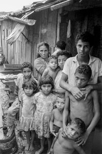 Mère avec dix enfants devant leur cabane au Mexique - Ted Spiegel