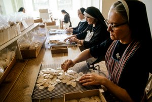 Nonnes fabriquant des hosties