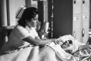 Infirmière aidant un patient sur une civière après une opération sur le navire-hôpital SS Hope - Ted Spiegel