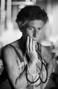 Femme médecin américaine âgée sur le navire-hôpital SS Hope - Ted Spiegel