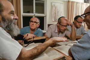Discussion talmudique dans un kibboutz