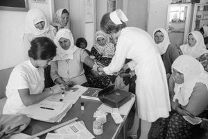 Les femmes turques visitant une clinique sont évaluées par des travailleurs de la santé - Ted Spiegel
