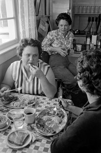 Femmes discutant au petit-déjeuner dans un diner en Oregon