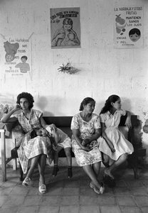 Jeunes mères équatoriennes attendant des conseils sur le navire-hôpital SS Hope - Ted Spiegel