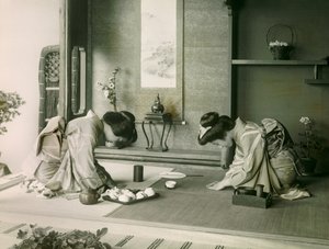 Deux femmes japonaises en costume traditionnel se saluant avant la cérémonie du thé, vers 1900 - 1915 (photographie) - Teijiro Takagi