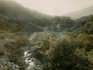 Vue du village de Miyanoshita dans les montagnes de Hakone, vers 1900 - 1915 (photographie) - Teijiro Takagi
