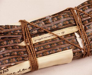 Manuscrit bouddhiste, enveloppé dans un tissu ciré pour protection - Thai School