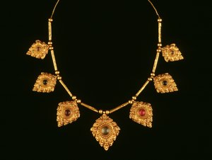 Collier, XVIIe-XVIIIe siècle (or et pierres précieuses)