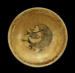 Plat en grès avec motif de poisson, période Sukhothai - Thai School