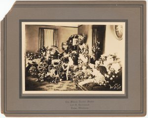 Impression photographique des arrangements floraux funéraires pour Samuel M. Jackson Jr. - The Blanch Randle Studio