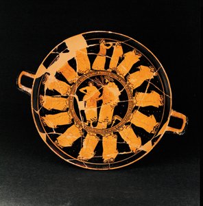 Médaillon central : Dionysos servi par un garçon ... - The Triptolemos Painter
