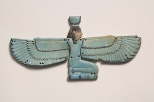 Pectoral de la déesse ailée Isis (faïence)