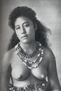 Une beauté samoane, portant des colliers de dents et de coquillages, 1902 - Thomas Andrew