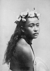 Une fille samoane, avec une couronne de fleurs d