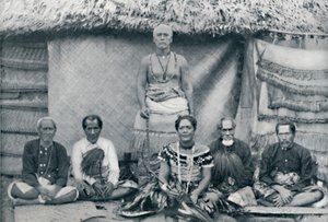 Un groupe de Samoans, y compris le célèbre rebelle Mataafa Iosefo, la figure debout, 1902 - Thomas Andrew