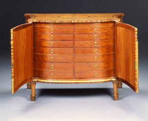 Une des deux commodes George III (bois de lièvre et bois de rose)