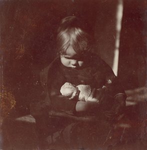 Betty Reynolds avec une poupée sur les genoux, vers 1885 - Thomas Eakins