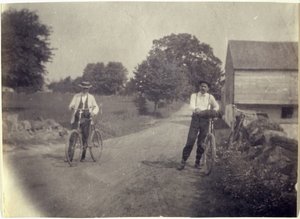 Samuel Murray et Benjamin Eakins à vélo, vers 1895-1899