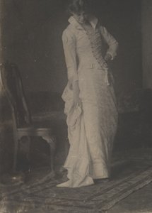 [Femme en robe blanche à corsage lacé dans le studio de Thomas Eakins] - Thomas Eakins