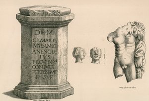 Un piédestal et un fragment de la statue d
