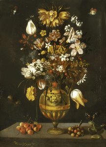 Vase de fleurs en bronze doré avec cerises, fraises et amandes sur une table